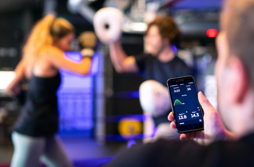 Een fitness tracker wordt gebruikt tijdens een bokssessie.