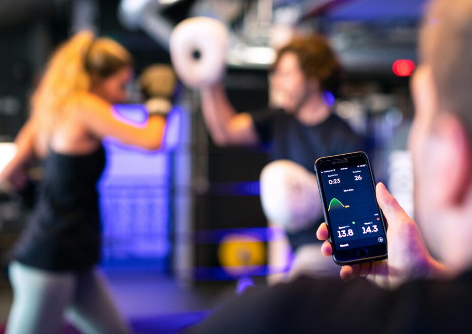 Een fitness tracker wordt gebruikt tijdens een bokssessie.